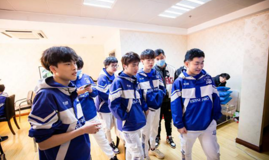 艾尼维亚辅助首次亮相LPL赛场引发热议